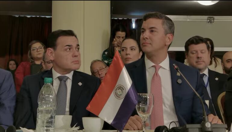 El presidente de la República, Santiago Peña, junto al canciller, Rubén Ramírez Lezcano.