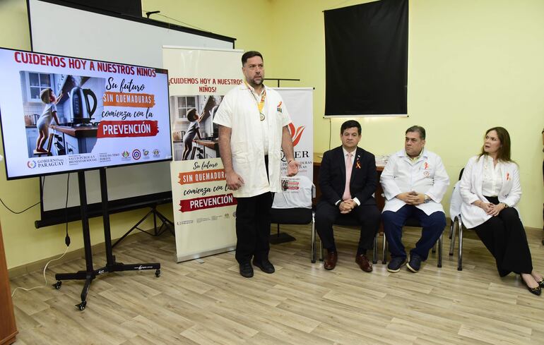 El doctor Bruno Balmelli, presidente de la FELAQ, el viceministro Santiago García, el director del Cenquer, Saúl Zaputovich y la directora médica del Cenquer, Daisy Grau.