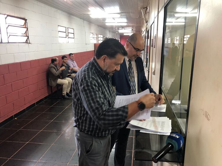 Los activistas políticos Julio César López y Samir Sánchez cuando presentaban la denuncia en la Fiscalía de Ciudad del Este.