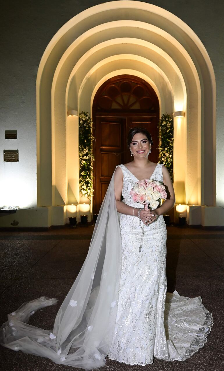 La novia lució un vestido diseñado por Melisa Sebeca y el tocado fue trabajado por Gisselle Hugo.