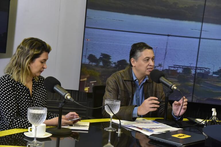 La ministra del Trabajo, Mónica Recalde, y el titular del Estadísticas, Iván Ojeda, en los estudios de ABC Cardinal este sábado.