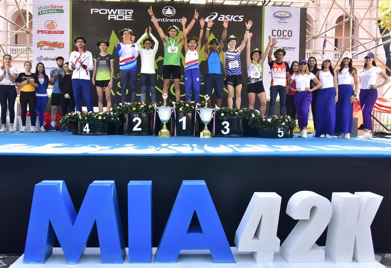 Celebración de los conquistadores de los 42K de la decimocuarta edición de la Maratón Internacional de Asunción 2023.