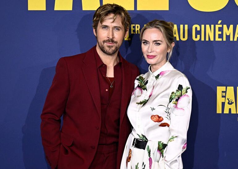 La actriz británica Emily Blunt y el actor canadiense Ryan Gosling posan en la premier de "The Fall Guy" (Profesión Peligro) en París.