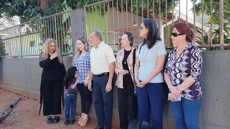 Familiares y amigos de Cesáreo Bordón, un reconocido educador sanlorenzano, también colocaron la nomenclatura del docente en la calle que se llamaba Uruguay.