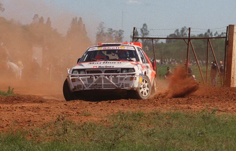 Pruebas de Clasificación del Transchaco Rally 1998. "Pancho" y "Figu" a bordo del Lancia Delta HF Integrale, que ese año lucía otro diseño.