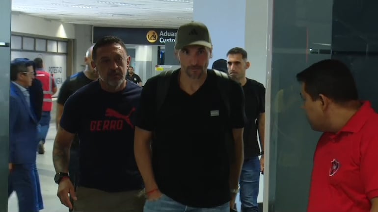 El argentino Diego Martínez, técnico de Cerro Porteño, en el Aeropuerto Internacional Silvio Pettirossi, en Luque, Paraguay.