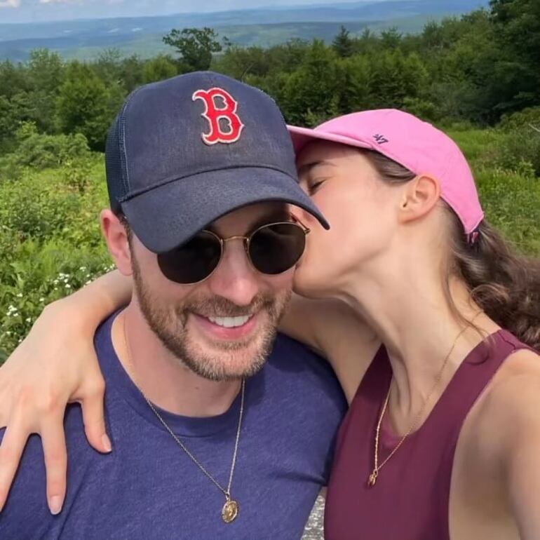 Romántica parejita, Chris Evans y Alba Baptista. (Captura de la historia de Instagram de Chris Evans)