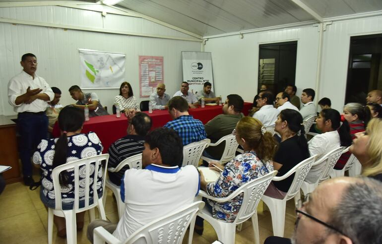 Vecinos de diferentes comisiones participaron esta tarde del precongreso municipal en el centro municipal n°10.