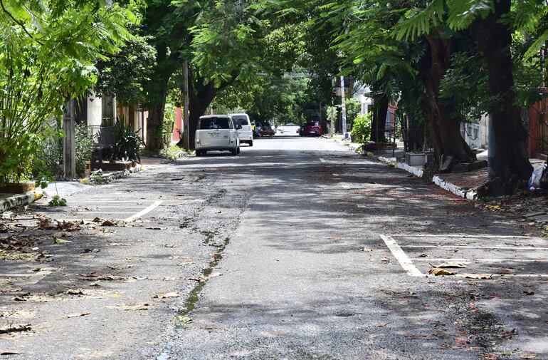 Una calle con pocos vehículos estacionados en la zona tarifada del Palacio de Justicia, en Asunción, el martes.