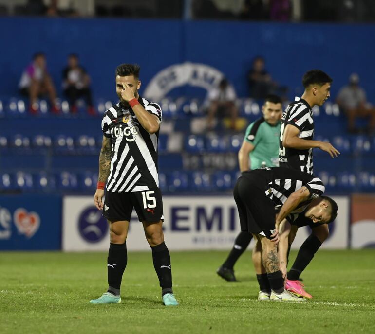 Héctor "Tito" Villalba, de Libertad,  celebrando su gol ante Tacuary.