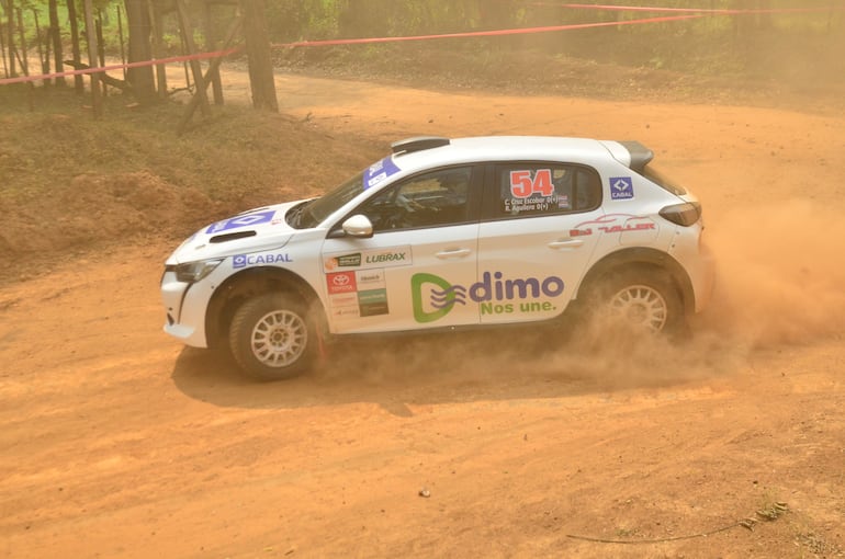 César Cruz marcha tercero en la F2, con el Peugeot 208 Rally4, similar al que utiliza el líder provisional, Omar Benítez.