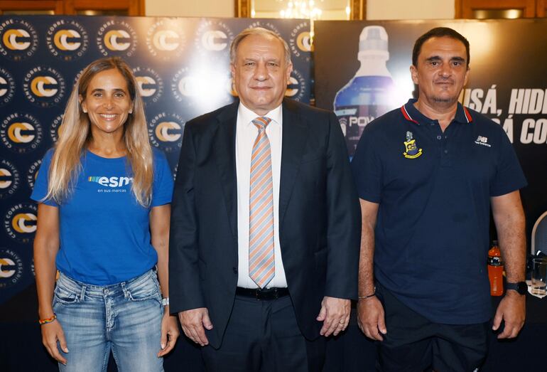 Silvana Rivarola, el presidente del Club Centenario, Eduardo Livieres y Javier Abente.