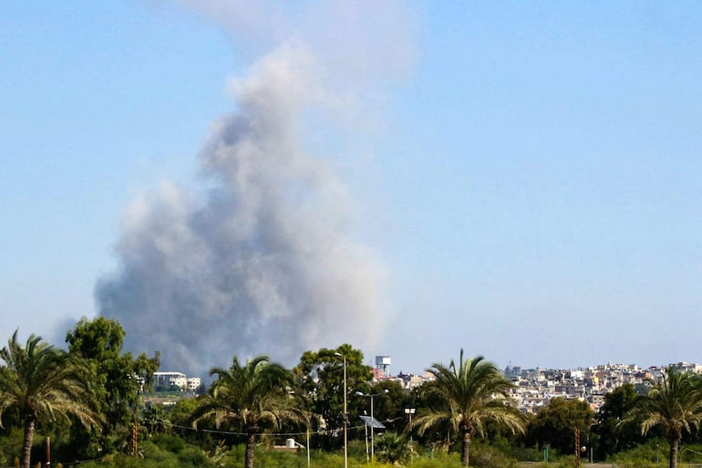 Humo sobre la ciudad de Tiro, Líbano, luego de un bombardeo israelí este viernes.