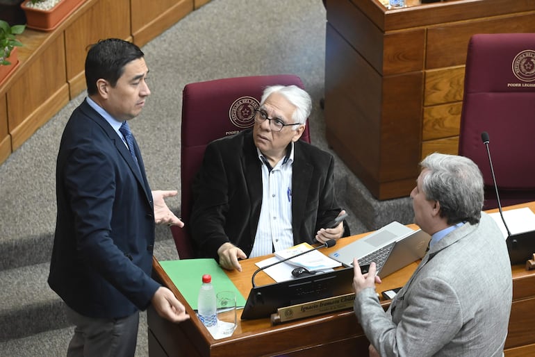 El senador Ignacio Iramain (PEN) cuestionó duramente a sus colegas por autoasignarse privilegios y dijo que la jubilación vip de los legisladores viola el principio de igualdad.