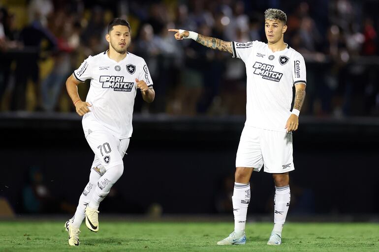 Óscar Romero  (i) en acción en el partido contra Bragantino. El ofensivo paraguayo brindó asistencia para el gol del triunfo