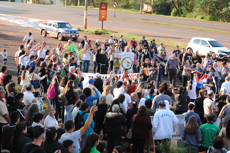 Antes de la caminata, los participantes hicieron un "calentamiento" con bailes y cánticos.