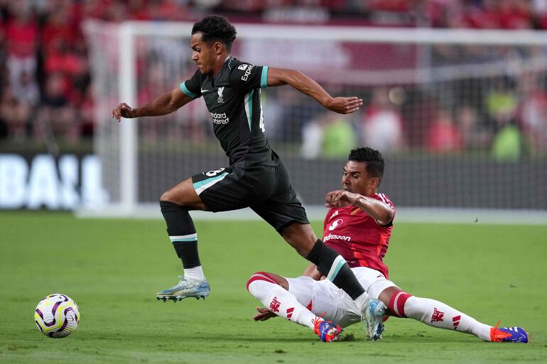 COLUMBIA, SOUTH CAROLINA - AUGUST 03: Carlos Casemiro #18 of Manchester United tackles Fabio Carvalho #28 of Liverpool during a pre-season friendly match at Williams-Brice Stadium on August 03, 2024 in Columbia, South Carolina.   Grant Halverson/Getty Images/AFP (Photo by GRANT HALVERSON / GETTY IMAGES NORTH AMERICA / Getty Images via AFP)