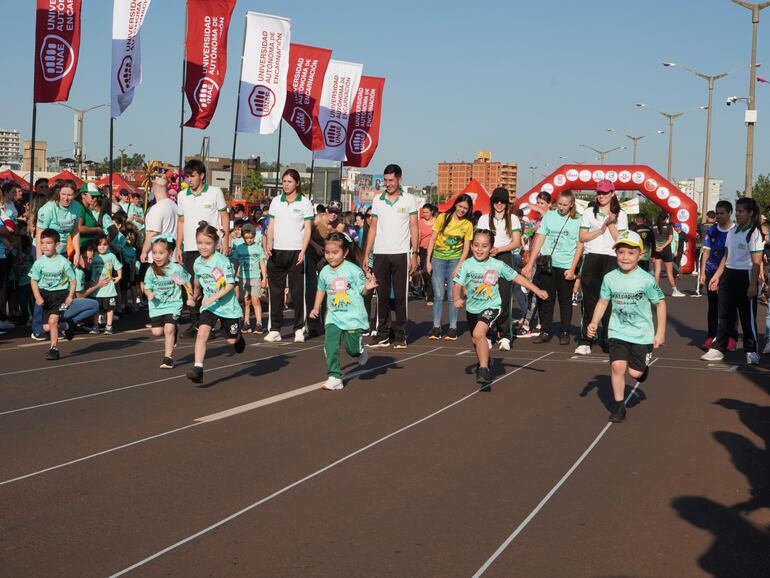 Niños entusiasmados participan de la carrera y le ponen brillo y espontaneidad a la fiesta deportiva.