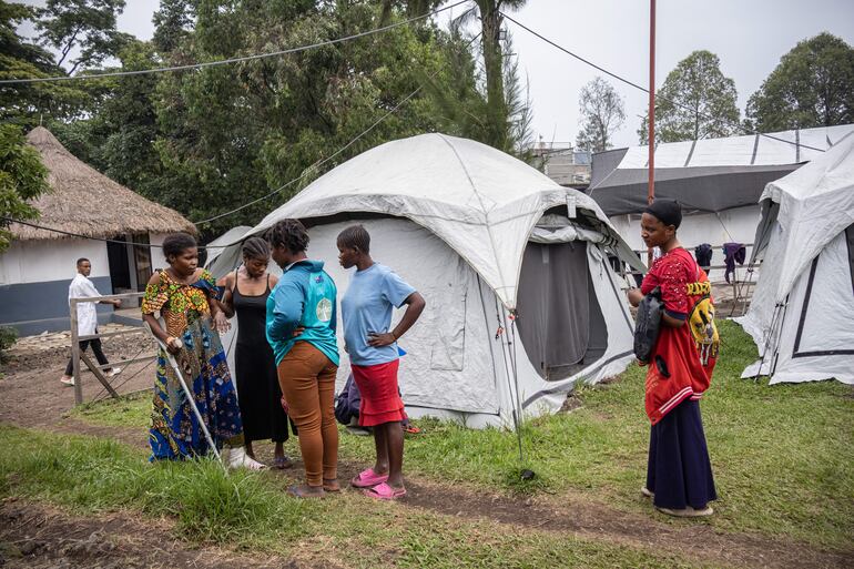 Un paciente herido durante los combates entre las Fuerzas Armadas de la República Democrática del Congo (FARDC) y los rebeldes del M23 se encuentra frente al Hospital Kyeshero en Goma, Kivu del Norte, República Democrática del Congo (ilustrativa).