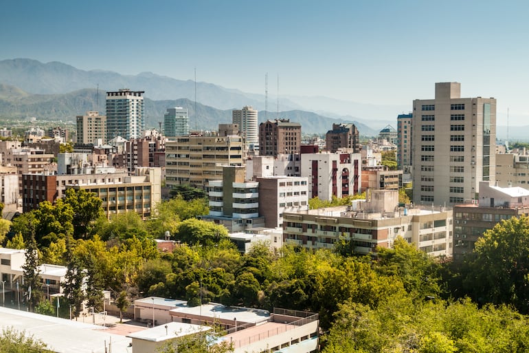 Vista aérea de la ciudad de Mendoza, ubicada en un valle árido a los pies de la precordillera de los Andes.