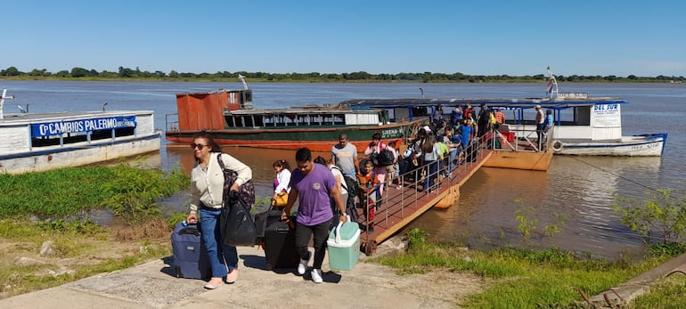 Cientos de compatriotas llegan desde la Argentina por el puerto de Pilar para pasar las fiestas de fin de año con sus familiares en Paraguay.