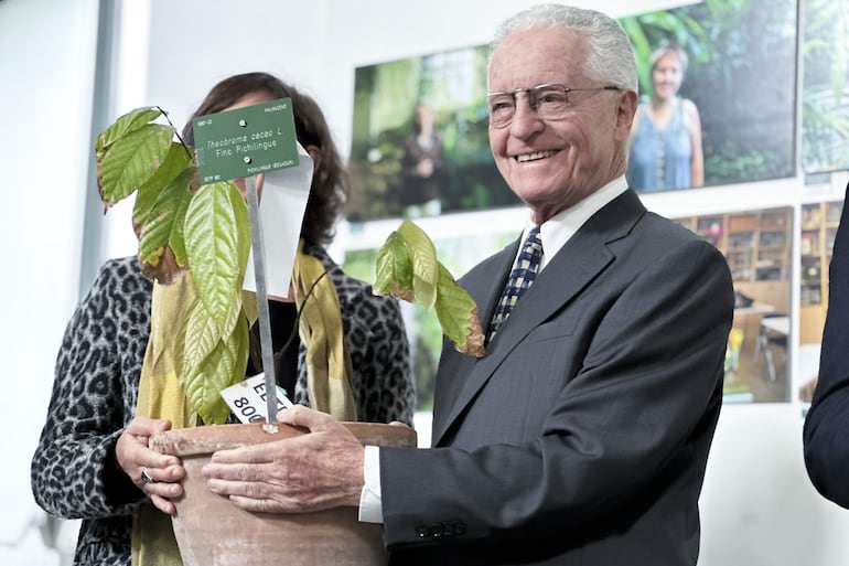 El Real Jardín Botánico de Madrid recibió este viernes de la Embajada de Ecuador en España la primera planta de cacao de una variedad ecuatoriana, la 'fino aroma'. El embajador ecuatoriano , Andrés Vallejo (d), fue el encargado de entregar a la directora del Consejo Superior de Investigaciones Científicas de España, María Paz Martín (i), cuatro ejemplares de esta planta, la Theobroma cacao, como símbolo de la unión de España con el país sudamericano en temas relacionados con la ciencia y la botánica.