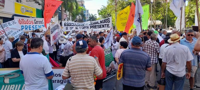 La manifestación de los aportantes del IPS será este jueves desde las 8:00. Marcharán desde la Plaza Uruguaya hasta el Congreso Nacional.