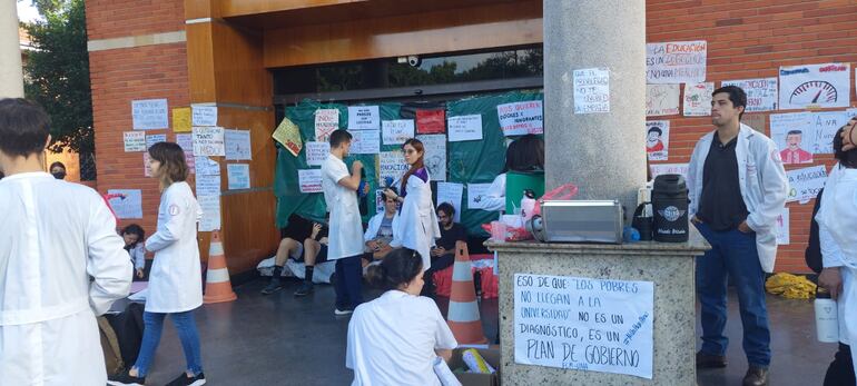 Los estudiantes frente al Rectorado de la UNA, que fue tomado.