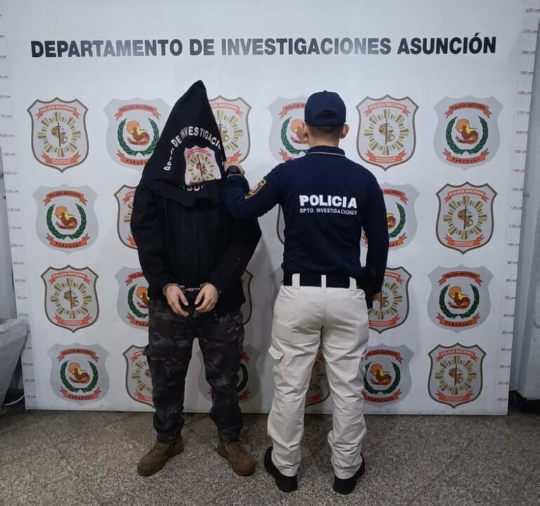 Aprehenden a estudiante de medicina por intentar vender una escopeta denunciada como robada.