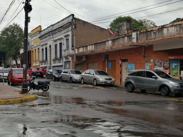 Bicisenda de la calle Iturbe, bloqueada por vehículos.