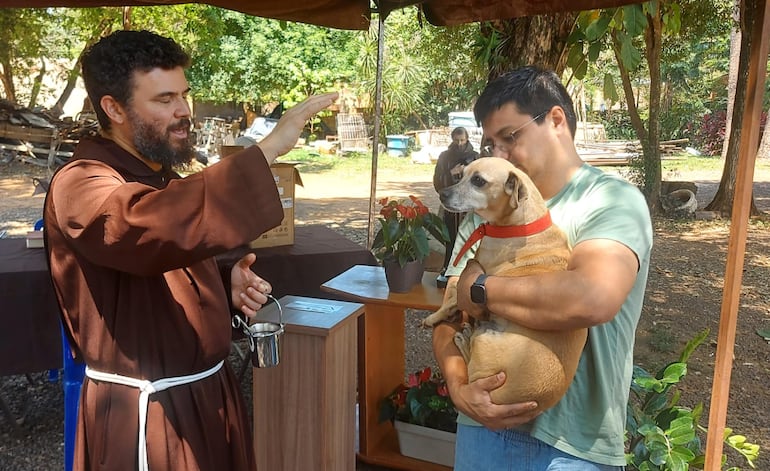 El padre bendice a uno de los animales que llegaron esta mañana al Convento San Francisco