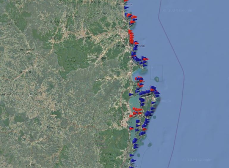 Captura de pantalla del mapa que indica si las playas son o no aptas para el baño. Las banderas rojas indican las zonas más contaminadas y las azules indican que sí están en buen estado para los veraneantes.