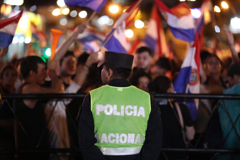 Imagen de archivo y referencia: un uniformado de la Policía Nacional durante las protestas luego de las elecciones presidenciales del 2023.