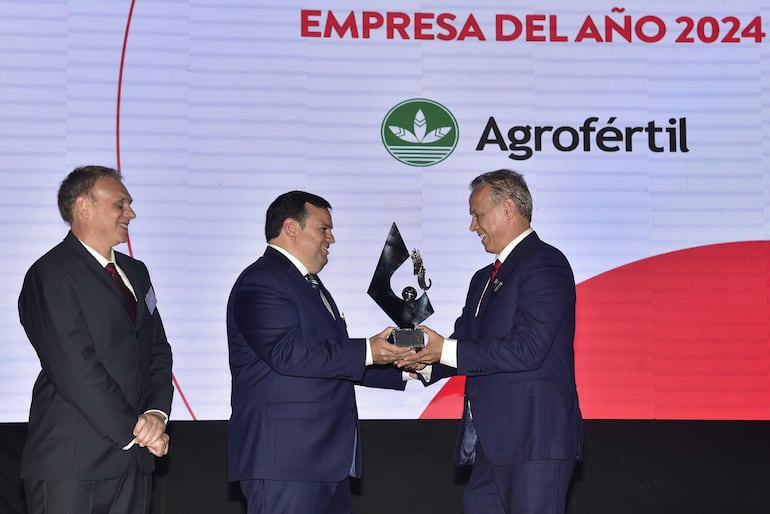 Entrega de los premios ADEC 2024 en el salon teatro del Banco Central del Paraguay. En la foto, el titular de ADEC entregando el galardón a Paulo Sergio Sarabia, Director Comercial de Agrofértil.