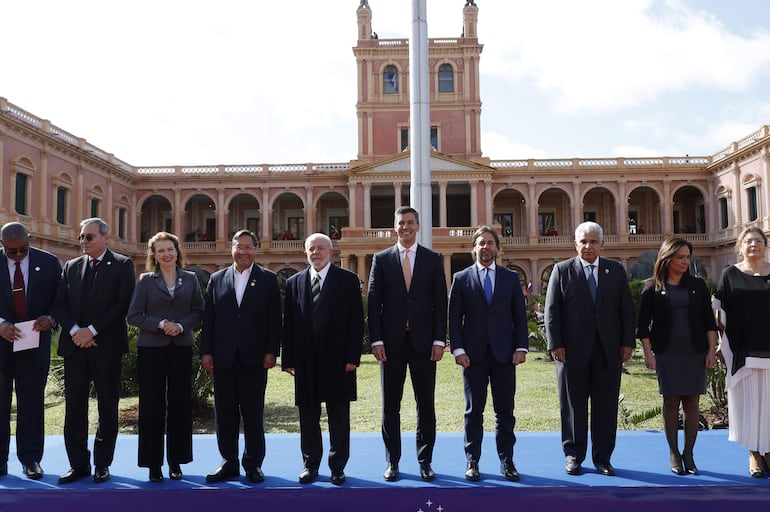 Fotografía que muestra a los asistentes a la reunión semestral del Mercado Común del Sur (Mercosur) posando este lunes, en Asunción (Paraguay). Los presidentes del Mercado Común del Sur (Mercosur), el mecanismo que reúne a Brasil, Argentina, Uruguay, Paraguay y Bolivia, comenzaron este lunes en Asunción su reunión semestral, con el debut del país andino como miembro del bloque y la participación de Panamá en calidad de invitado especial. EFE/Antonio Lacerda