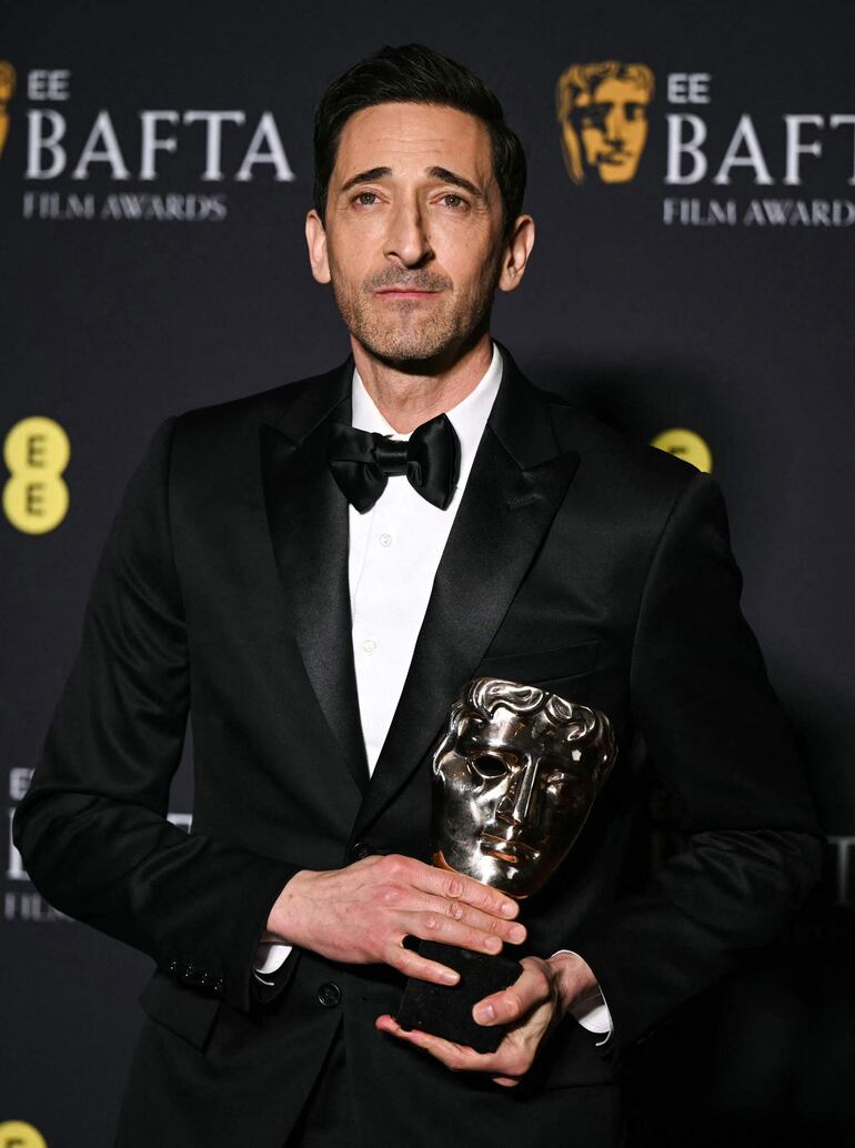 El actor Adrien Brody conquistó la máscara dorada del BAFTA por su labor en "El Brutalista".