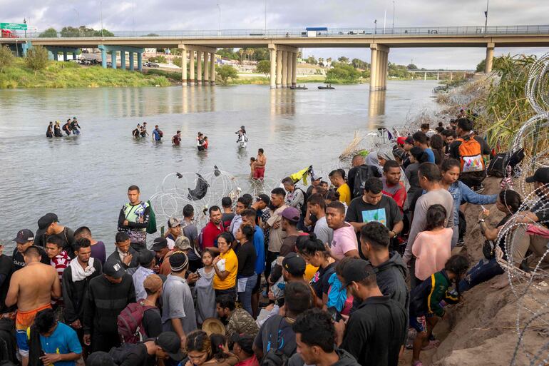 En búsqueda de asilo, migrantes cruzan el rio Grande para ir de México a Estados Unidos.