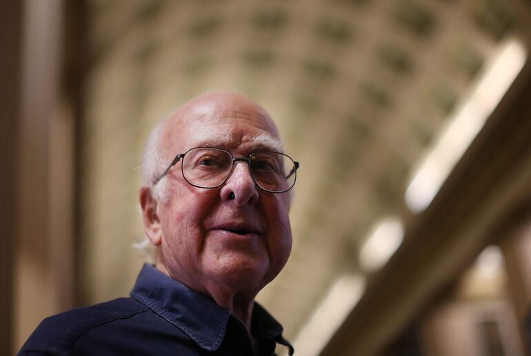 El físico británico Peter Higgs, ganador del Premio Nobel de Física, posa para fotografías después de asistir a una conferencia de prensa en la Biblioteca Playfair, Old College, Universidad de Edimburgo, el 11 de octubre de 2013.