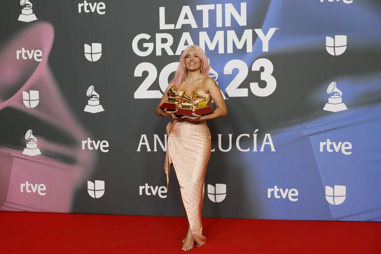 La cantante colombiana Karol G posa con los tres premios conseguidos:  mejor álbum del año, mejor álbum de música urbana y mejor fusión/interpretación urbana.