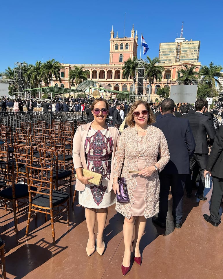 Rocío Rolón y Luz María Bobadilla asistieron al acto realizado en la fachada litoral del Palacio de López. (Instagram/Rocío Rolón)