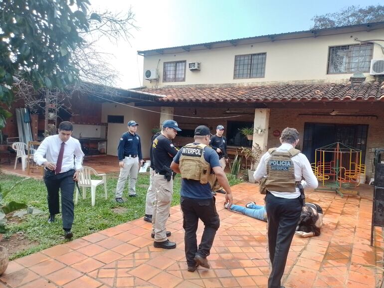 Momento de la captura del sospechoso de feminicidio Esteban Rojas Almada.