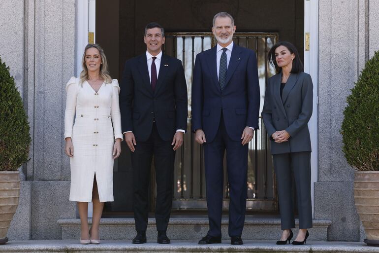 El rey Felipe VI (2d) y la reina Letizia (d) ofrecieron un almuerzo al presidente de la República de Paraguay, Santiago Peña Palacios, y la primera dama Leticia Ocampos, en el Palacio de la Zarzuela en Madrid. También hoy, Peña fue entrevistado por la prensa europea acerca del discurso de odio de su ministro de Agricultura, Carlos Giménez.