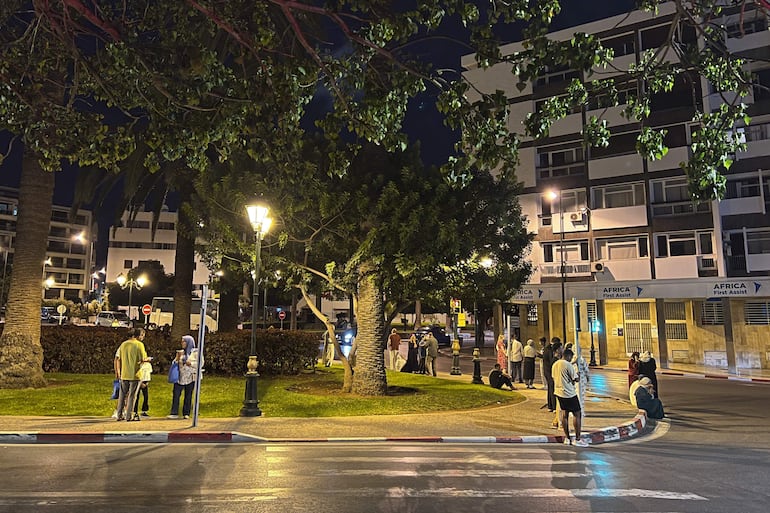 Vecinos en el centro de Rabat huyen de sus casas y salen a la calle tras el terremoto de magnitud 6,8 que sacudió este viernes la región septentrional marroquí de Marrakech, sin que se sepa de momento si se han producido víctimas o daños materiales.