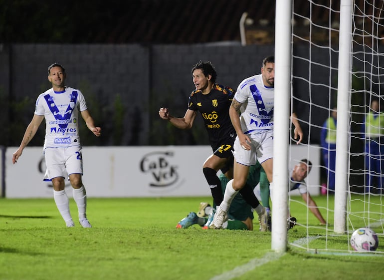 Adrián Alcaraz (c), jugador de Guaraní, festeja un gol en el partido frente a Sportivo Ameliano por el torneo Clausura 2024 del fútbol paraguayo en el estadio Martín Torres, en Asunción, Paraguay.