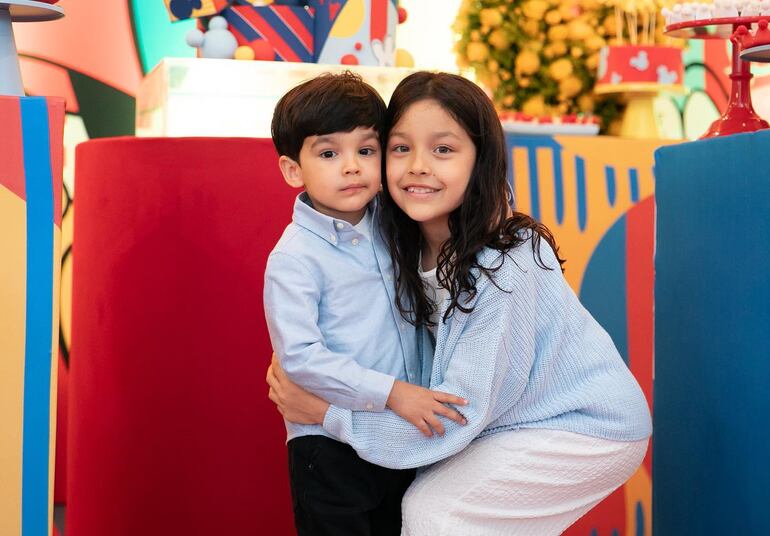 Lucca y Pía, los hijos del futbolista Gustavo Gómez y Jazmín Torres. (Instagram/jazmín Torres)