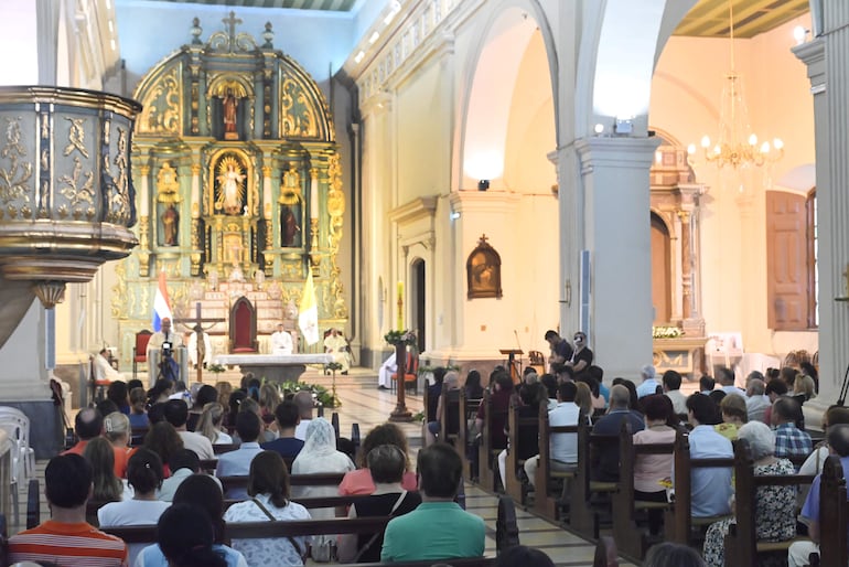 Una gran cantidad de fieles asistieron esta mañana a la misa de Pascua. 