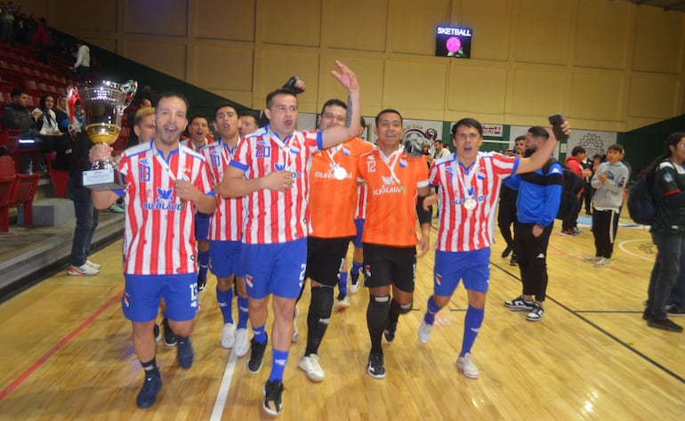 Integrantes de la selección paraguaya de mayores dando la vuelta olímpica en el estadio de Tecate, tras la goleada a Uruguay.