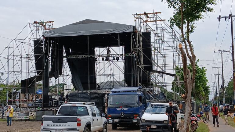 Intensos preparativos para el escenario.