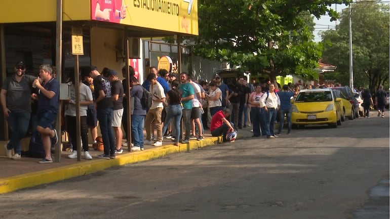 Largas filas de gente interesada en aprovechar los descuentos. Frente a Nissei algunos incluso esperaron más de cuatro horas.