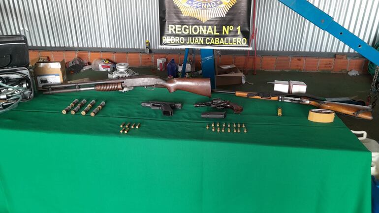 Armas incautadas en pista clandestina que pertenecería a Narciso Ayala, alias, "Bugao", en Capitán Bado, Amambay.